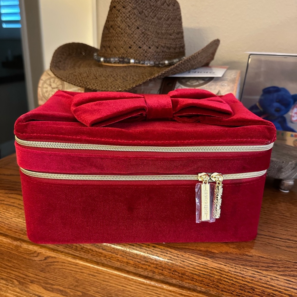Estée Lauder Red Velvet make up/accessories trunk with Bow
